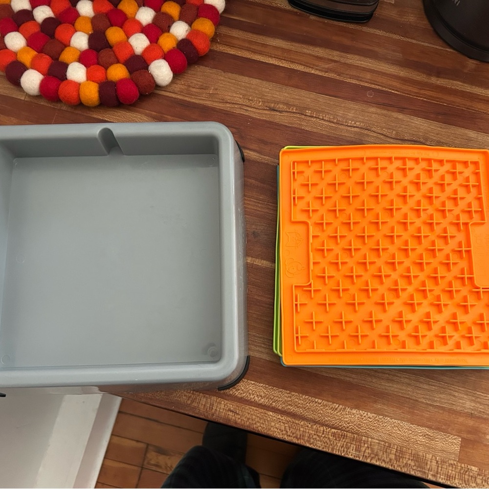 Lickimat Holder and Five Lickimats